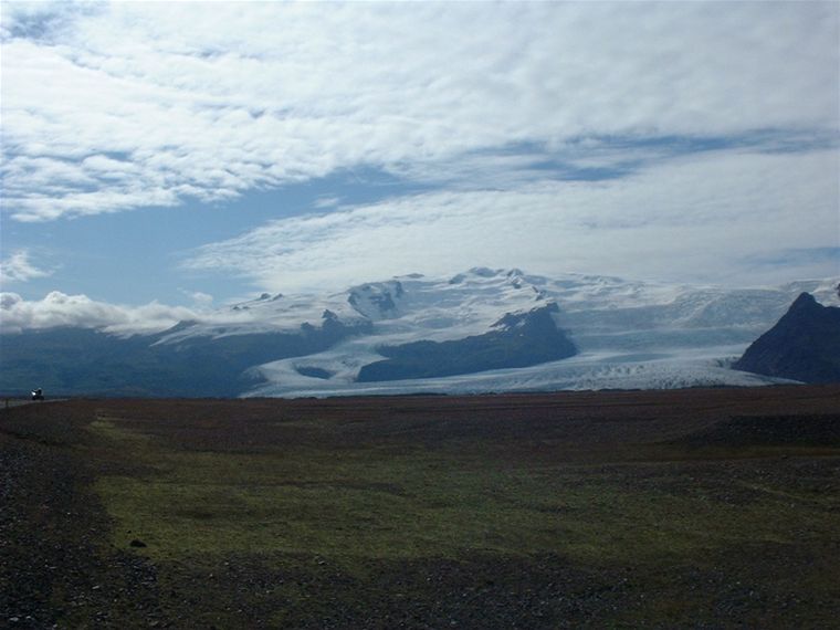 Hvannadalshn�kur - the highest peak in Iceland - and part of Vatnaj�kull