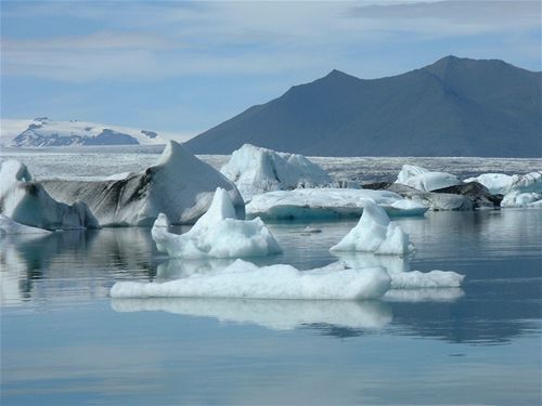 Icebergs floating away at J�kuls�rl�n