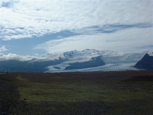 Hvannadalshn�kur - the highest peak in Iceland - and part of Vatnaj�kull
