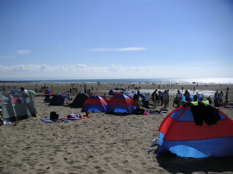 It was a lovely warm day with a very blue sky & sea